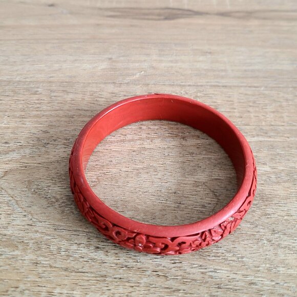 Carved red plastic bangle. - Picture 3 of 5